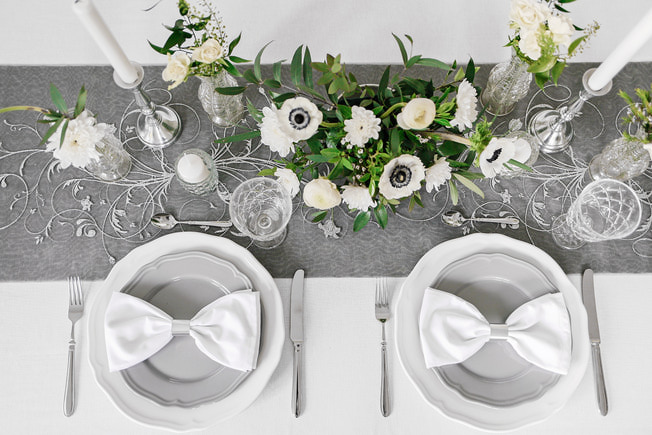dekoracja ślubnego stołu w tonacja bieli i szarości